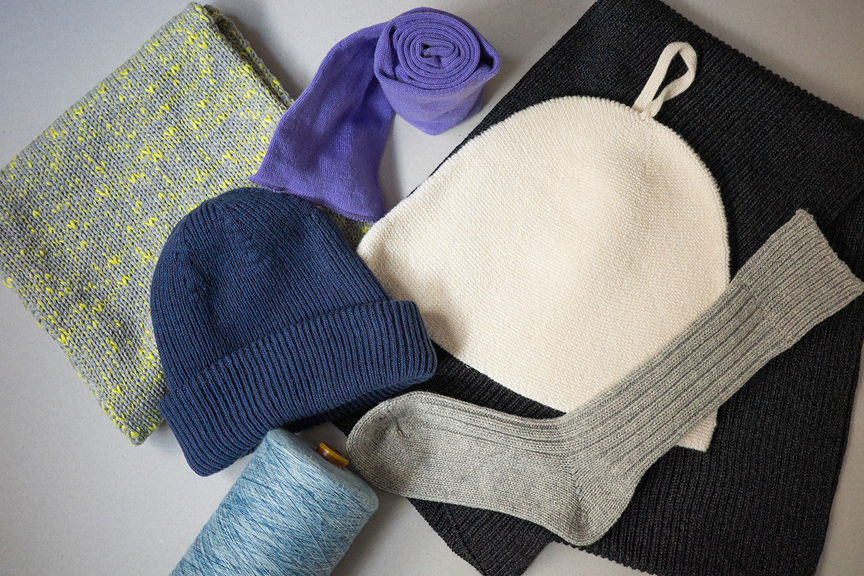 靴下やニット帽の写真