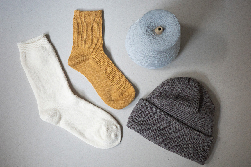 靴下やニット帽の写真